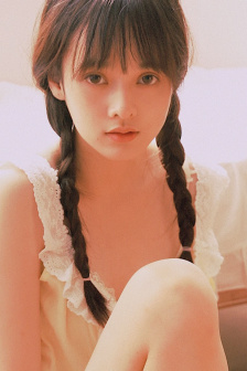 李丽珍不扣纽扣的女孩